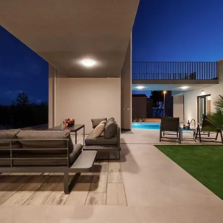 Stella, Private Pool, Sleeps 12, Βίλα *