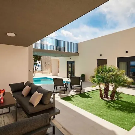 Stella, Private Pool, Sleeps 12, Villa *