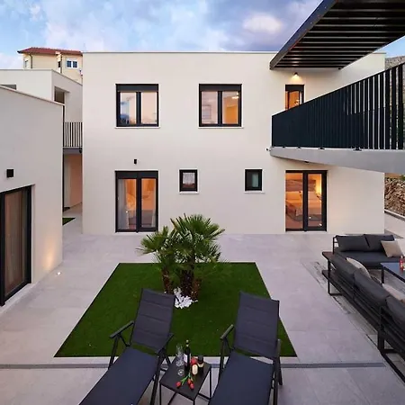 Stella, Private Pool, Sleeps 12, Villa *